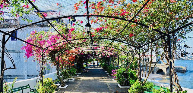 Panama City's Paseo de las Bóvedas