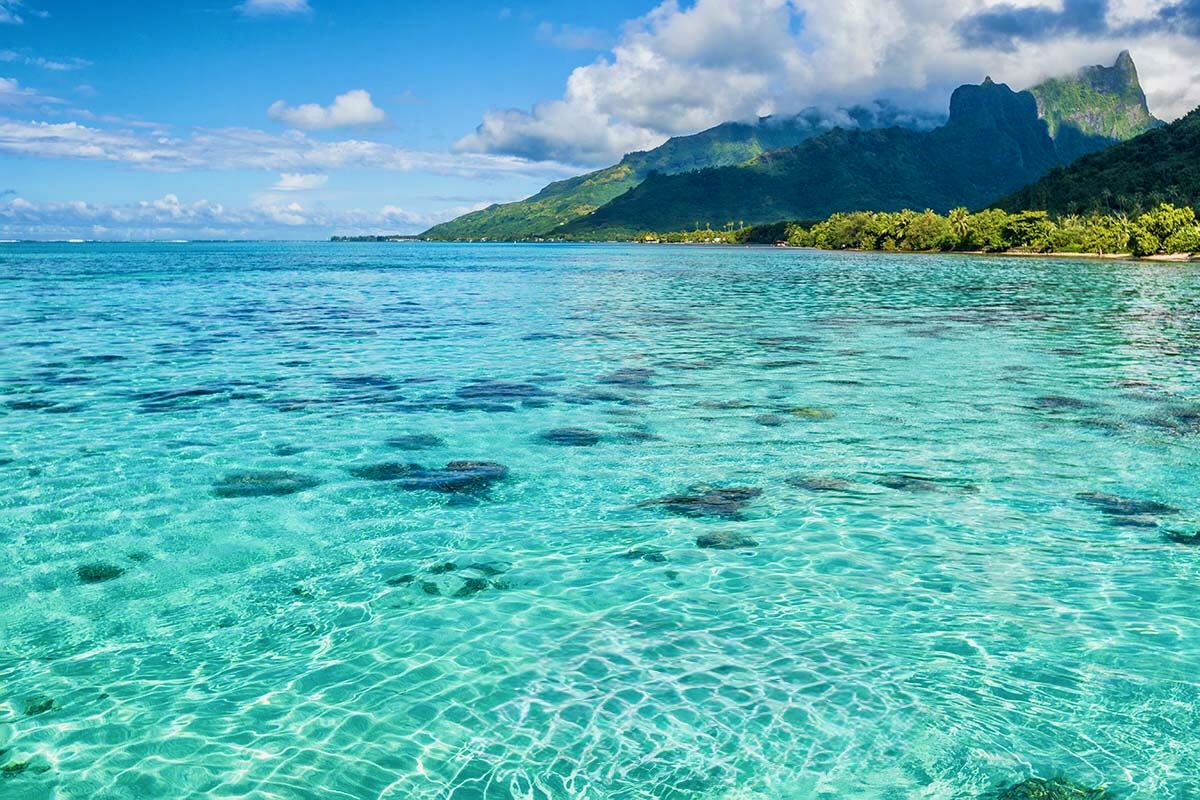 Lagoon surrounding Mo'orea