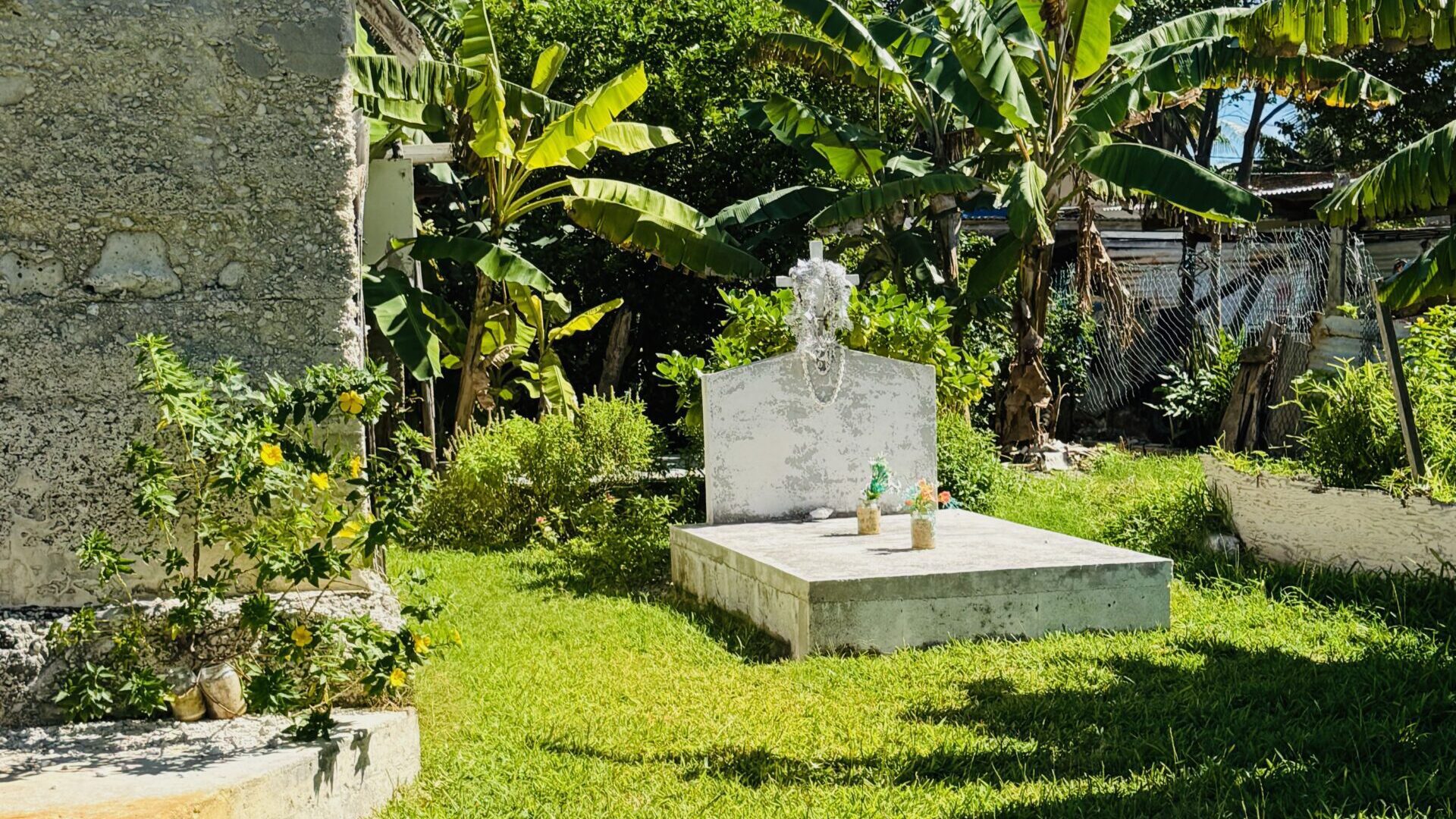 Makemo burial plot